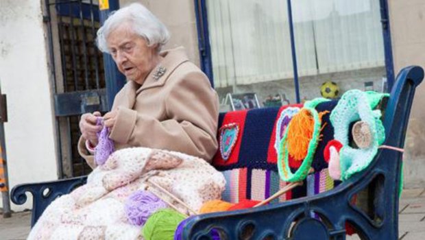 A 104 ans, elle fait du street art en tricotant