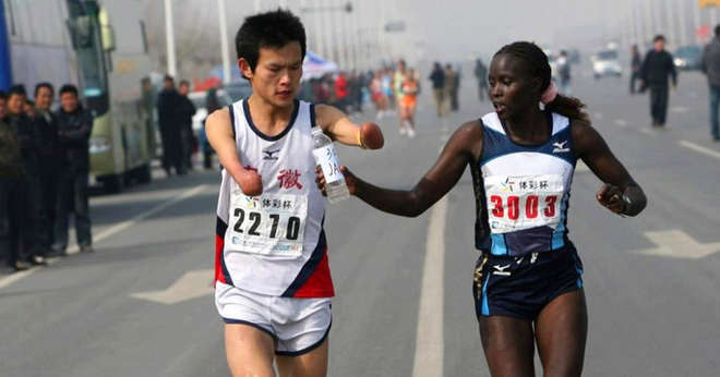 Une athlète kenyane décide de perdre la course et 10 000 euros pour une bonne raison