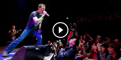 Un chanteur de rock arrête son concert pour défendre une femme agressée dans le public