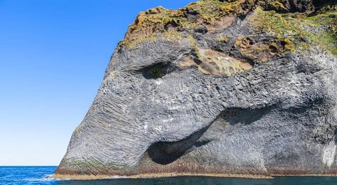 Cette falaise a la forme d’un éléphant… Quand la nature s’impose, l’Homme s’incline.