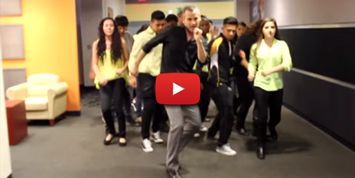 Un professeur danse avec ses élèves dans les couloirs du lycée