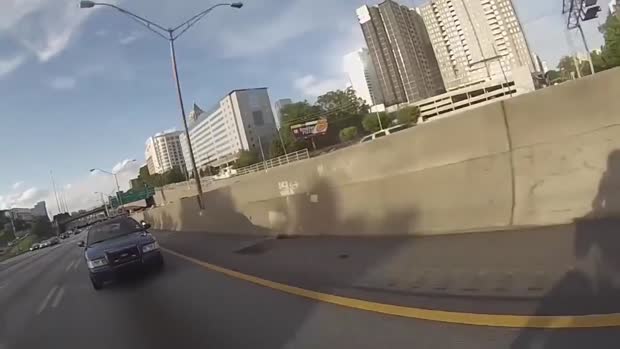 Un motard effectue un wheeling à la demande d’un policier qui le poursuit ensuite pour l’arrêter