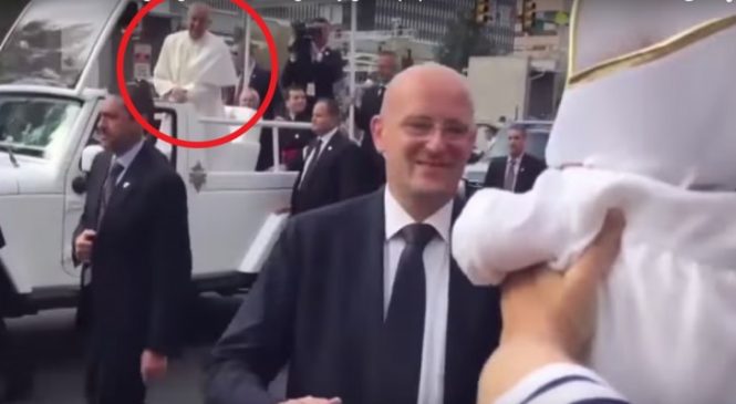 Le Pape François Remarque Un Bébé Habillé Comme Lui. Sa Réaction Est Juste Géniale!