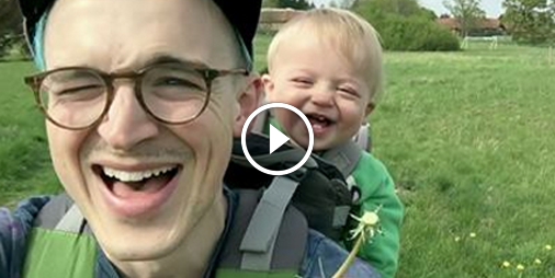 L’incroyable fou rire d’un bébé quand son père souffle sur un pissenlit