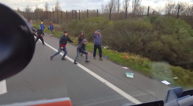 Un chauffeur routier fait mine de renverser des migrants à Calais