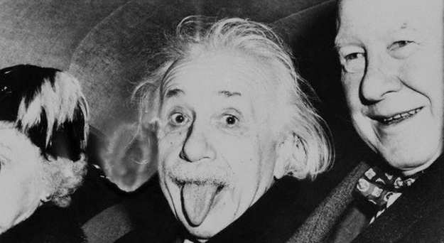 Pourquoi Einstein tire la langue sur une célèbre photo ?