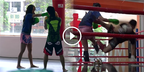 Une championne de boxe thaï piège les entraîneurs d’un club local