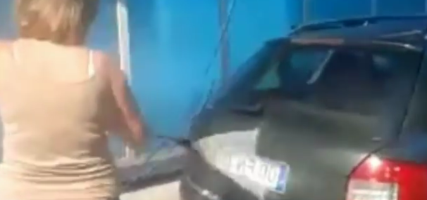 Cette femme a utilisé le karcher… pour laver l’intérieur d’un véhicule