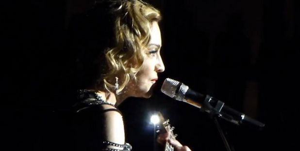Madonna chante “La vie en rose” pour les victimes des attentats