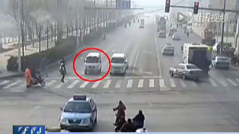 Accident de voiture invraisemblable en Chine. Les images sont incroyables!