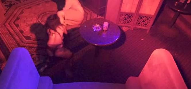 Un bar à strip-tease piège ses clients avec des filles zombies