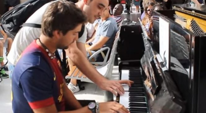 Il Joue Du Piano Dans Une Gare A Paris, Mais Peu De Temps Après Un Inconnu Le Rejoint… WOW!