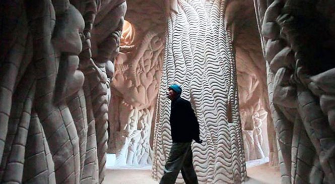 Cet artiste s’est isolé 10 ans dans une grotte pour la transformer en une somptueuse œuvre d’art