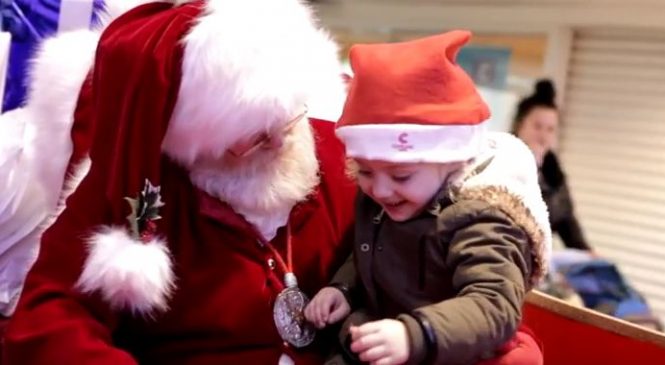 Un Père Noël utilise le langage des signes avec une petite fille malentendante