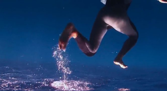 Ce plongeur réalise une performance déroutante en courant à la surface de l’eau