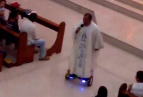 Un prêtre fait la messe en utilisant un hoverboard
