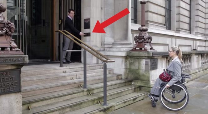 Cette Femme Handicapée Ne Peut Pas Monter les Escaliers Mais Regardez Ce Qu’il Se Produit Quand Elle Appuie Sur Ça!