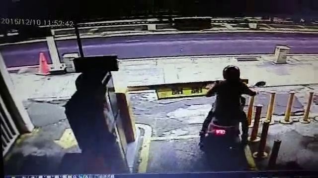 Une femme tente de sortir en scooter sans payer le parking