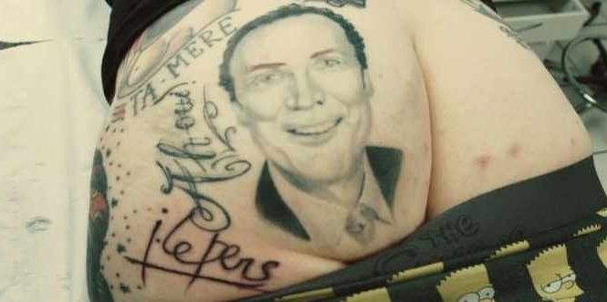Un homme se fait tatouer le portrait de Julien Lepers sur les fesses