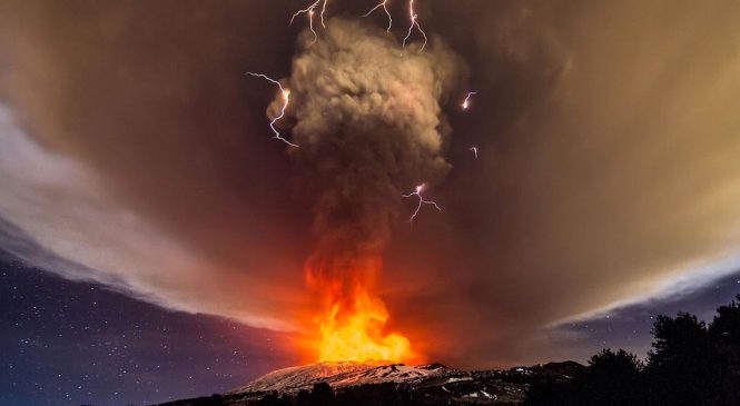 Un spectaculaire orage volcanique lors d’une éruption de l’Etna