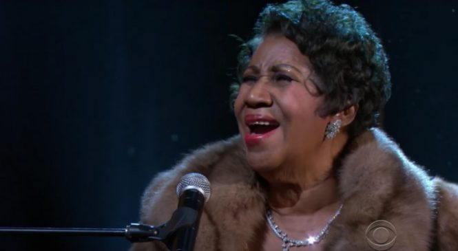 A 73 Ans, Aretha Franklin S’installe Devant Un Piano: Vous N’en Croirez Pas Vos Oreilles!