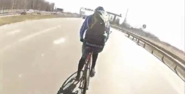 Un cycliste se pensait en sécurité sur la route mais un camionneur en a décidé autrement ! !