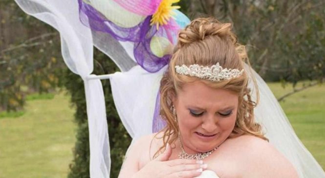 Quand elle voit ÇA sur sa robe de marié, elle sait que c’est sa fille décédée qui lui envoie un baiser. L’image est vraiment émouvante!