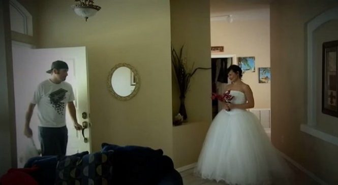 Elle surprend son mari avec sa robe de mariée. Regardez bien ce qu’il fait !