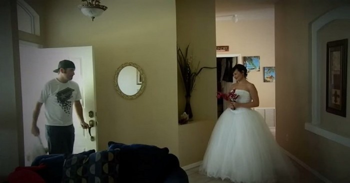 Elle Surprend Son Mari Avec Sa Robe De Mariée Regardez Bien Ce Quil Fait 0919