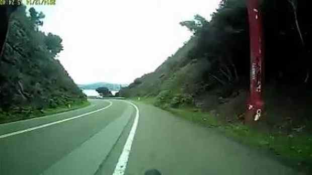 Il roule avec sa moto sur une route déserte mais, une chose terrifiante va lui arriver !