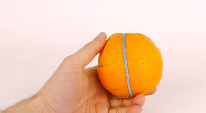 Une façon brillante de peler une orange!  Vous impressionnerez vos amis, c’est certain!