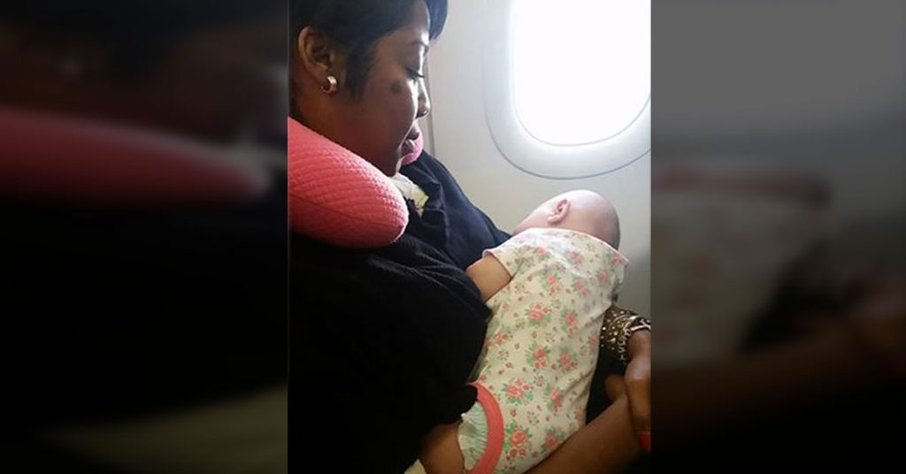 Un bébé n’arrête pas de pleurer dans un avion, ce qu’une femme fait déstabilise tous les passagers!