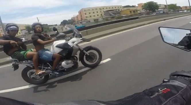 Deux voleurs s’en prennent à un motard à 150 km/h. La chute est… terrible !