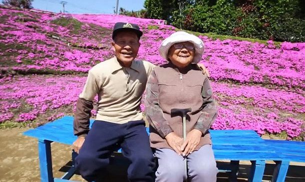 2 ans qu’il plante des fleurs pour sa femme aveugle