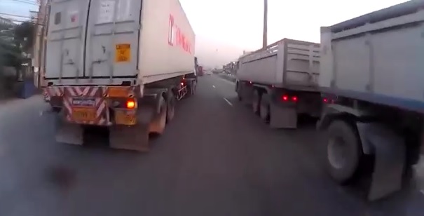 Un motard pris en sandwich entre deux camions sur l’autoroute