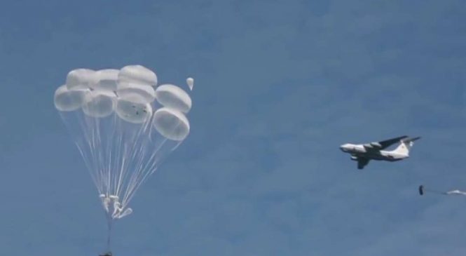 L’armée russe parachute des tanks depuis des avions