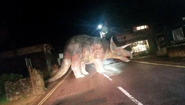 Ivres, ils déposent un tricératops géant en plein milieu de la route