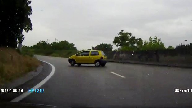 Un automobiliste gare sa Twingo comme un boss sur l’Autoroute A4