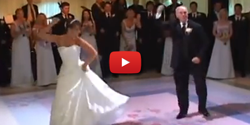 Une mariée et son père se lâchent sur la piste de danse