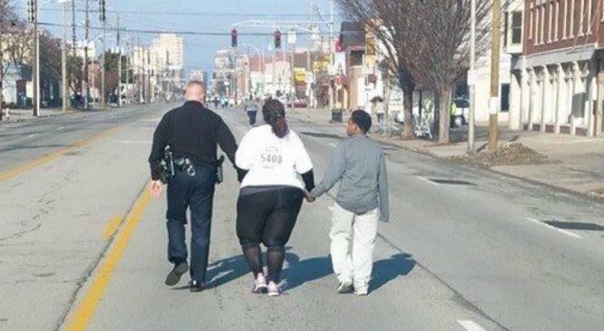 Cette femme court pour perdre du poids. Mais quand le policier la repère, il intervient direct!