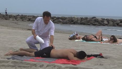 La nouvelle vidéo hilarante de Rémi Gaillard. Regardez ce qu’il fait aux gens sur la plage !
