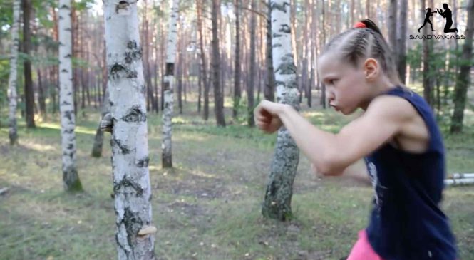 Cette prodige de la boxe a seulement 9 ans et s’entraîne à mains nues contre un tronc d’arbre