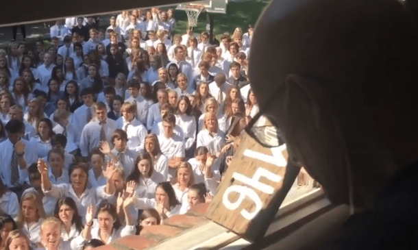 Émotion : 400 élèves chantent sous la fenêtre de leur professeur qui a le cancer (vidéo)