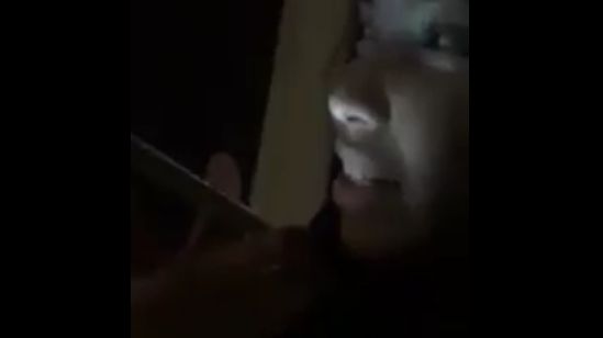 Une fille piège un ami en imitant parfaitement la voix d’un automate d’appel