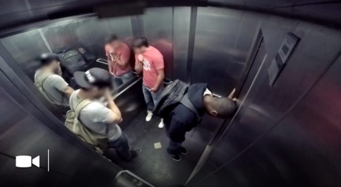 Un gars se retrouve avec une diarrhée explosive dans un ascenseur. Les gens perdent complètement la tête!