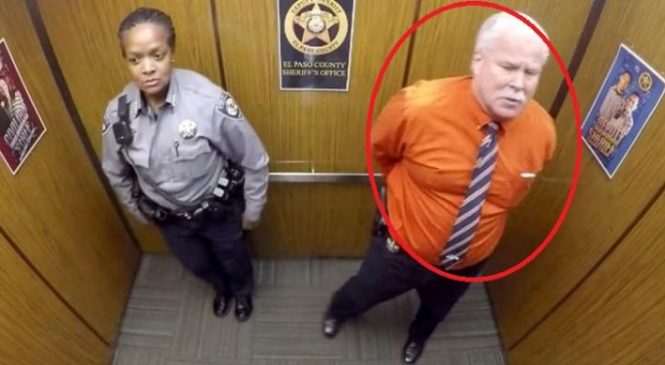 Ce policier ignore qu’une caméra est dissimulée dans l’ascenseur, ce qu’elle filme a fait le tour du monde!