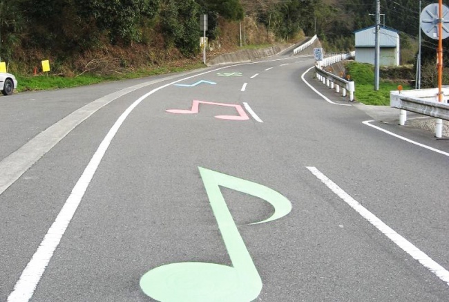 Des routes qui diffusent de la musique quand vous roulez dessus