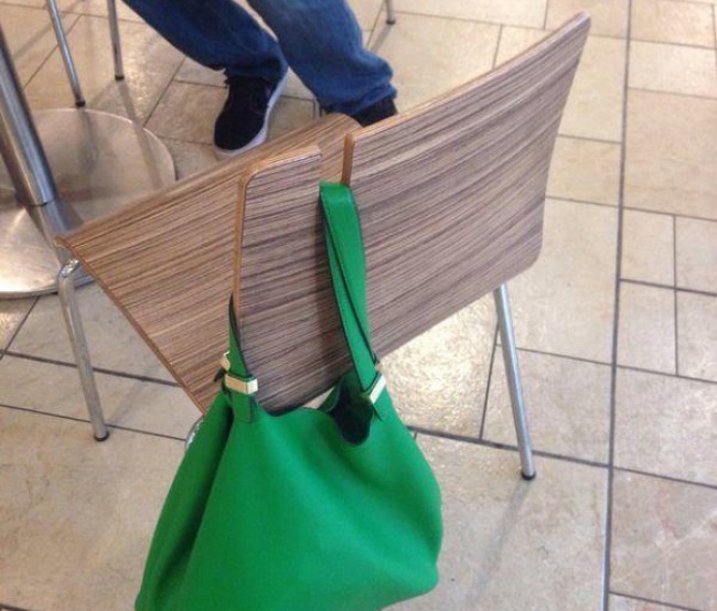 Des chaises pour ne pas mettre son sac par terre et être tranquille