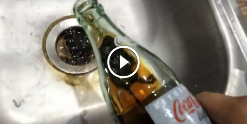 Vidéo : Il découvre une souris morte dans sa bouteille de Coca