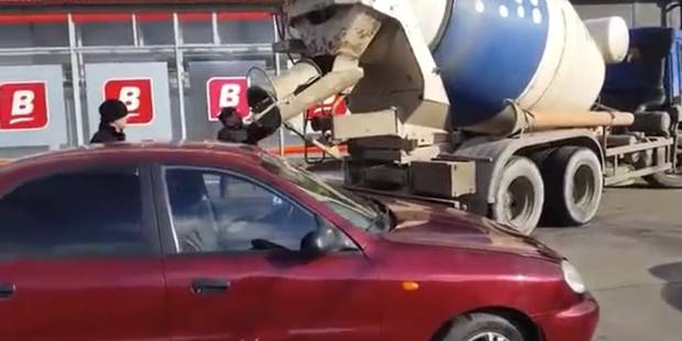 Un mari se venge de sa femme en faisant couler du béton dans sa voiture